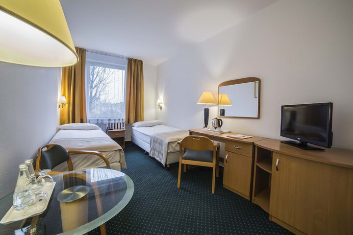Room 4 of 16