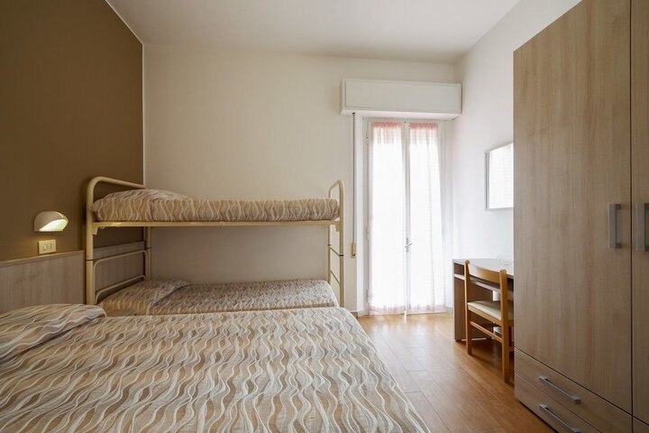 Room 8 of 10