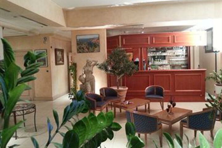 Lounge 10 of 20