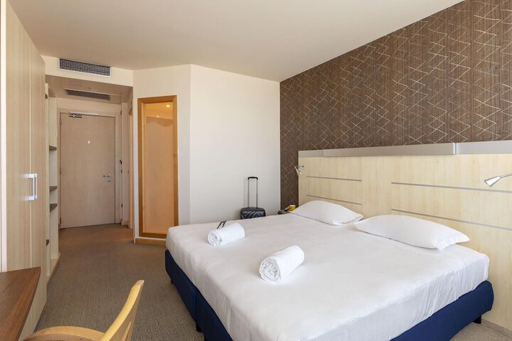 Room 10 of 35