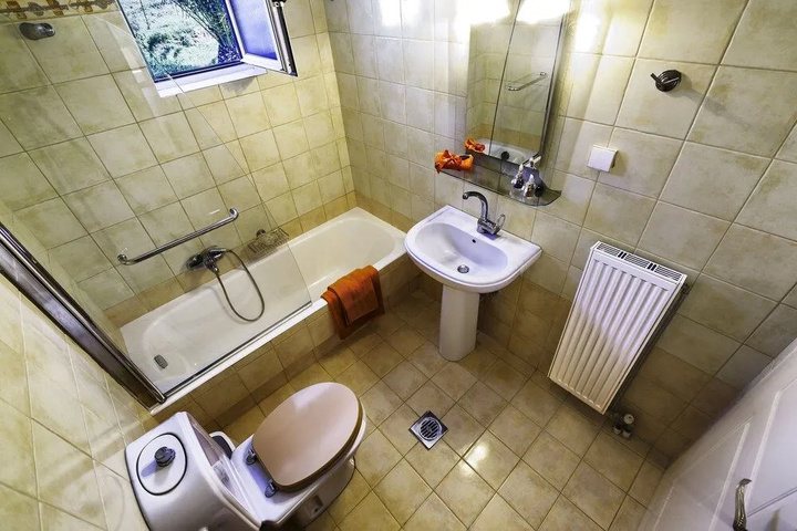 Room 6 of 11