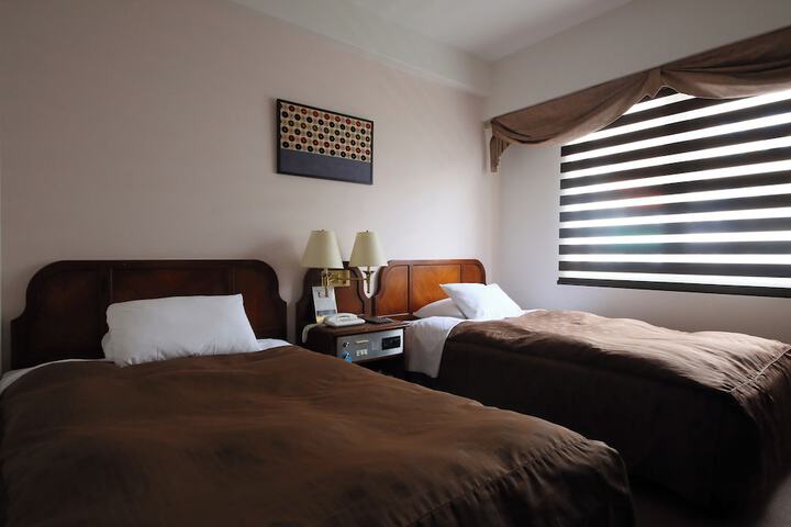 Room 10 of 28