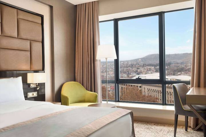 Room 28 of 80