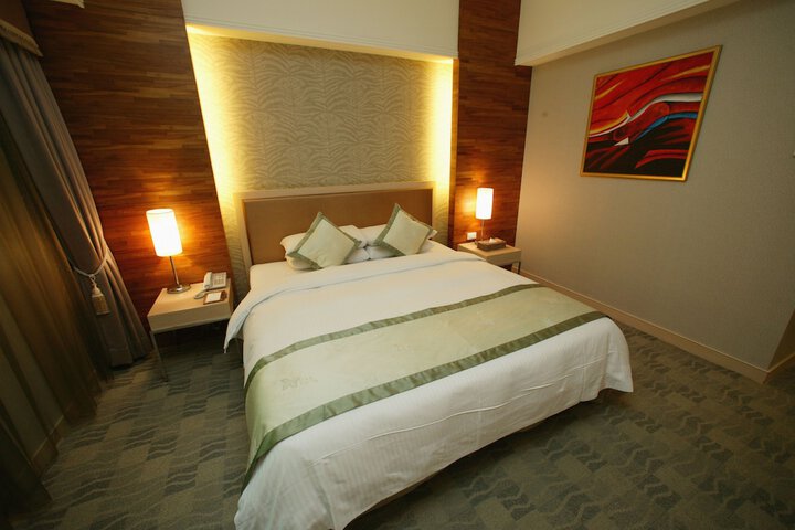 Room 9 of 90
