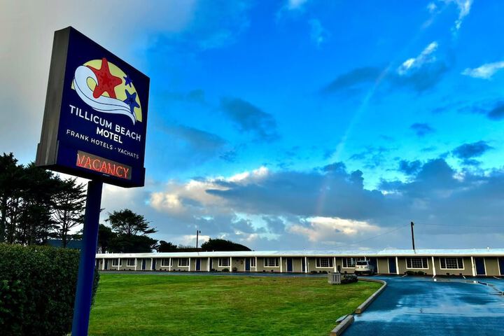 Tillicum Beach Motel (Deanes Oceanfront Lodge) in Yachats, OR