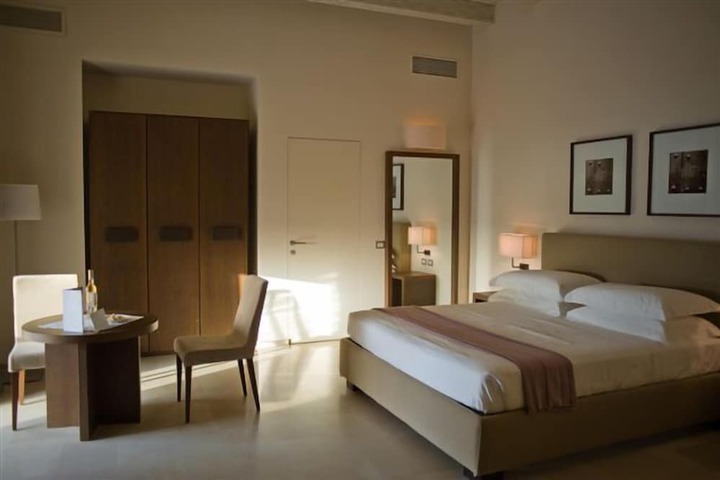 Room 9 of 36
