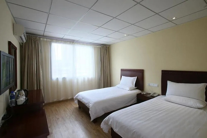 Room 6 of 8