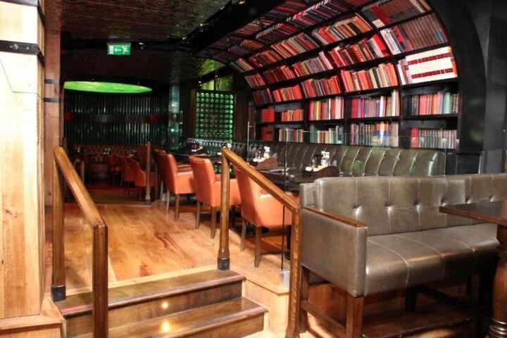 Lounge 34 of 38