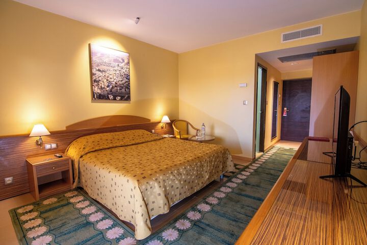 Room 10 of 68