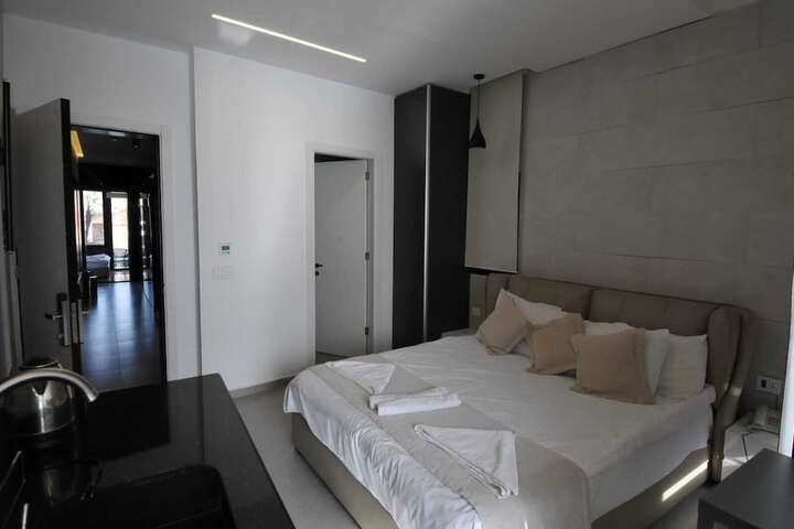 Room 17 of 36