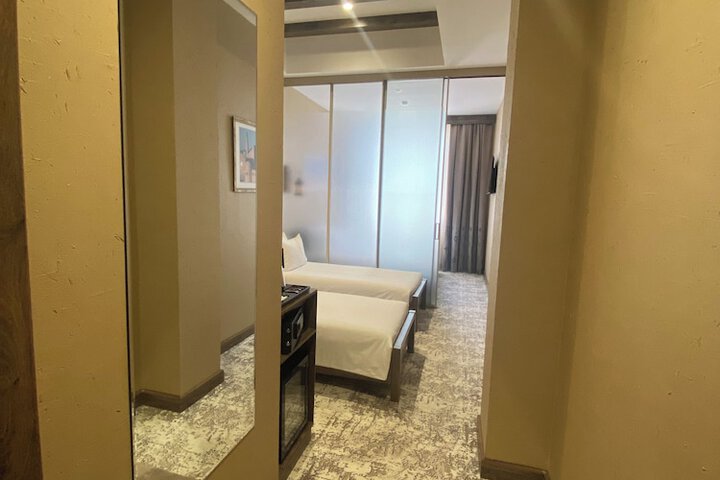 Room 12 of 85
