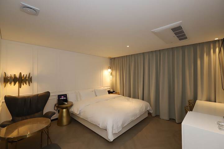 Room 3 of 34