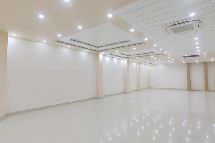 Ballroom/Hall 26 of 27