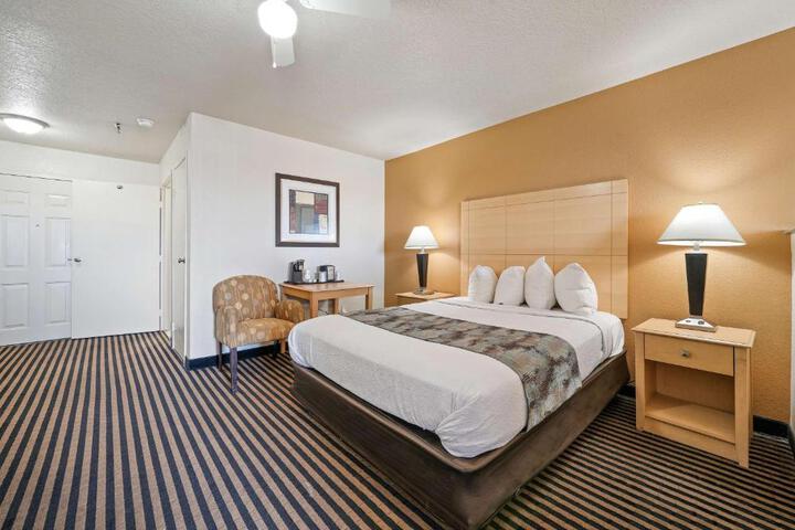 2 Queen Beds High Speed Internet Accessible Microwave and Refrigerator Safe Full Breakf (27 of 34)