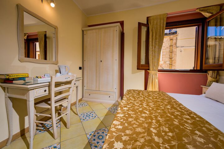 Room 15 of 120