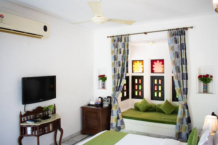 Room 25 of 102