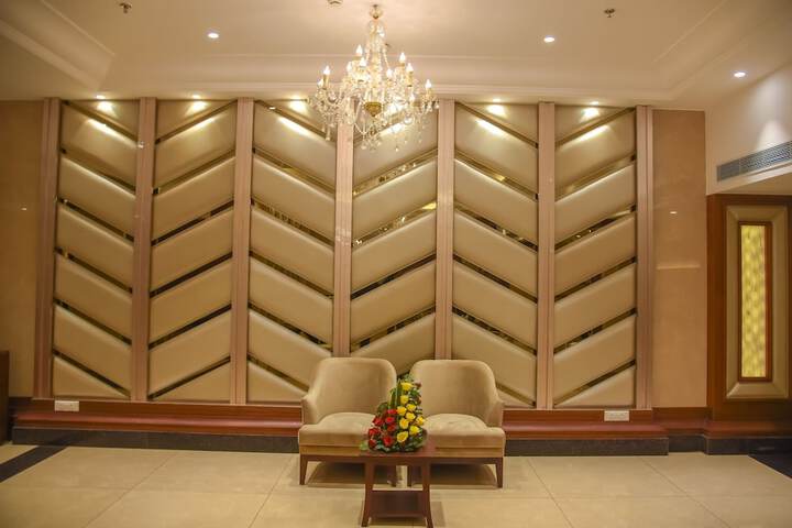 Ballroom/Hall 25 of 27