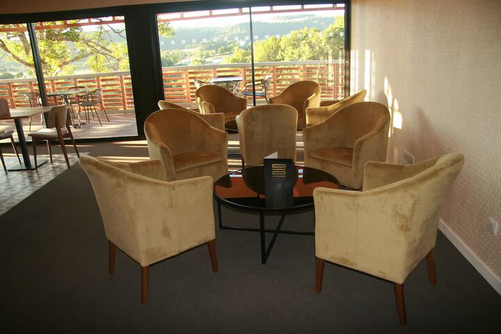 Lounge 72 of 88