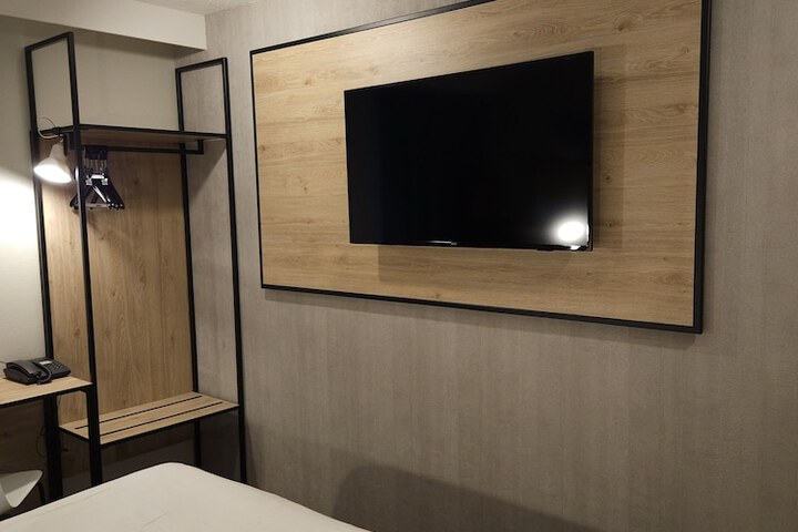 Room 8 of 49