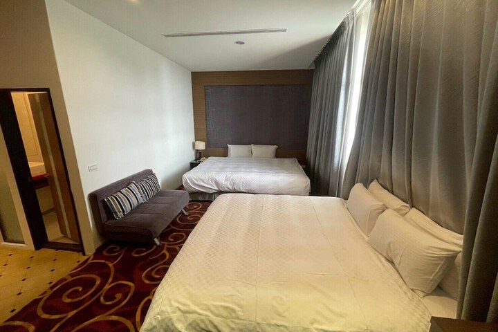 Room 27 of 64
