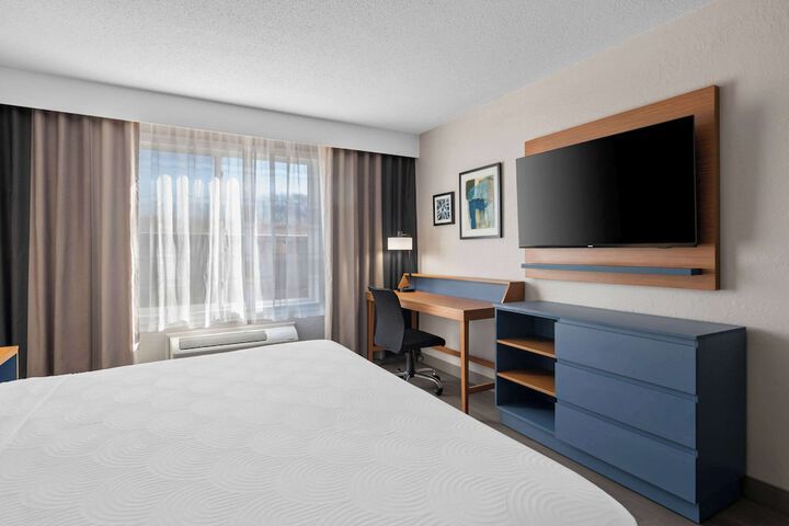 1 King Bed (20 of 50)