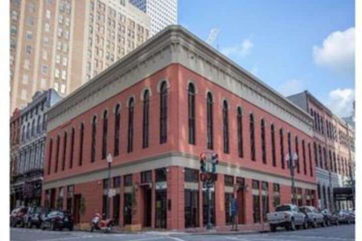 Exterior of Hosteeva Baronne Street Suites
