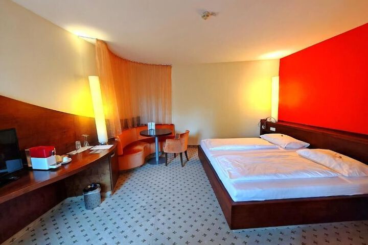Room 7 of 16