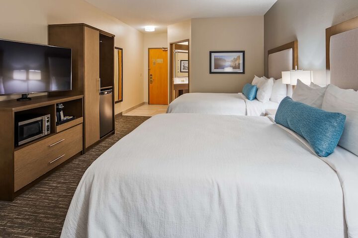 2 Queen Beds Microwave and Refrigerator WiFi Full Breakfast (6 of 7)