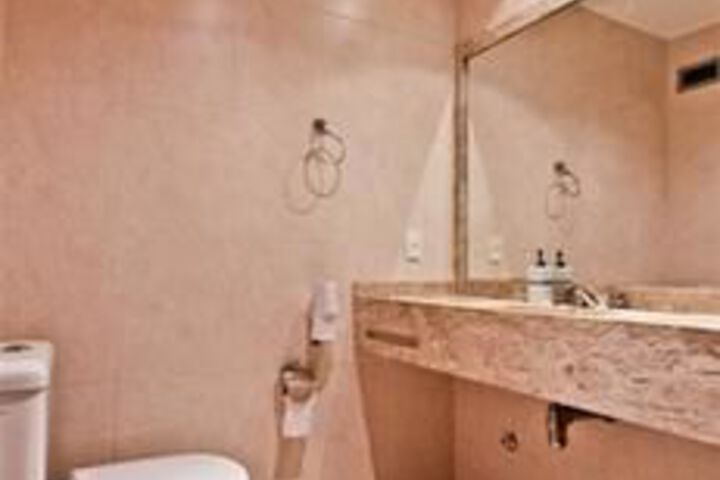 Room 4 of 28