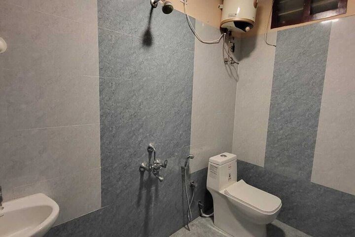 Room 6 of 10