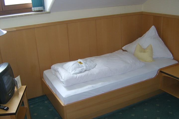 Room 11 of 106