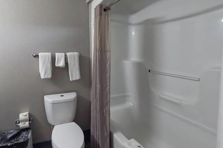 Room 11 of 18