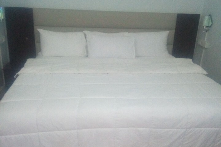 Room 5 of 17