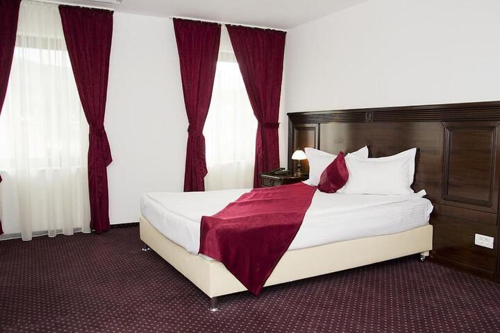 Room 4 of 33