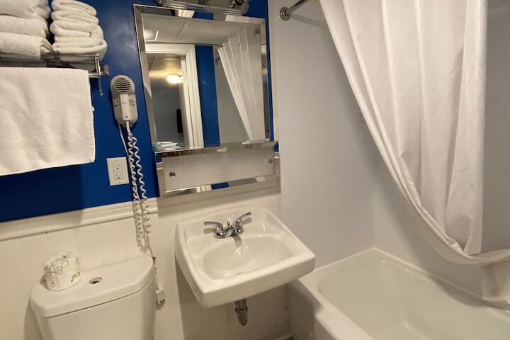 Room 32 of 60