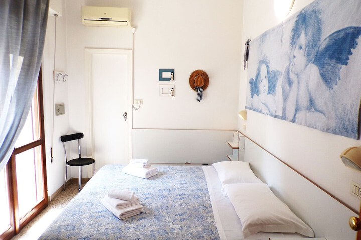 Room 13 of 30