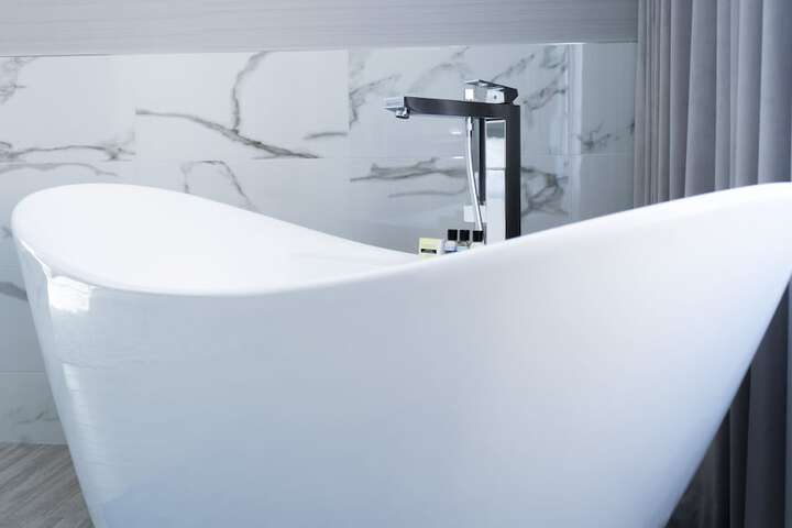 Deep soaking bathtub