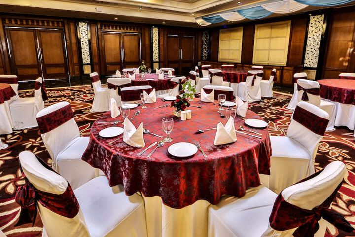 Ballroom/Hall 72 of 95