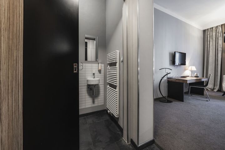 Room 48 of 97