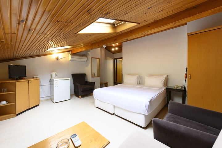 Room 27 of 48