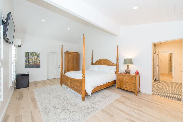 Room 4 of 17
