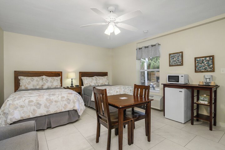 2 Double Beds (7 of 7)