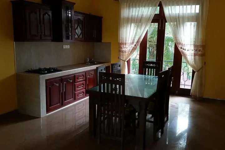 Room 5 of 9