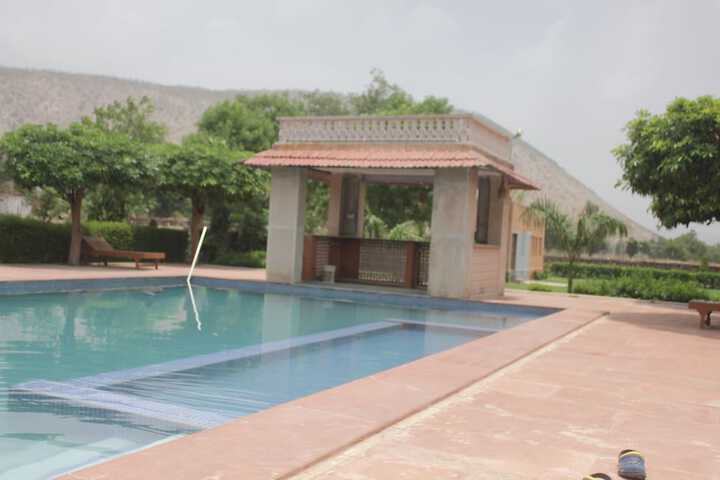 Hotel Pool