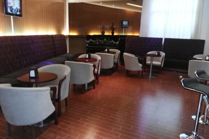 Lounge 48 of 66