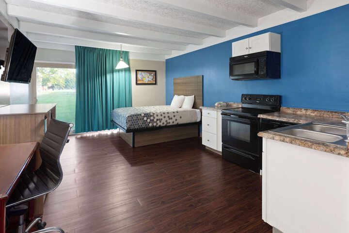 1 Queen Bed (2 of 14)