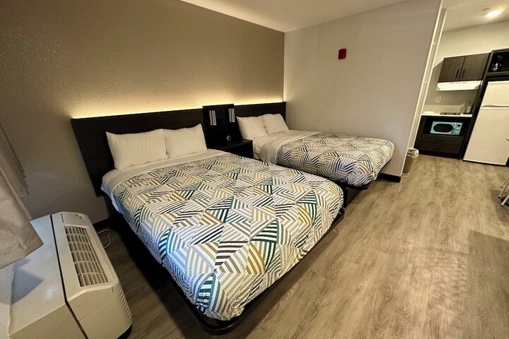 1 Queen Bed Kitchen (16 of 16)