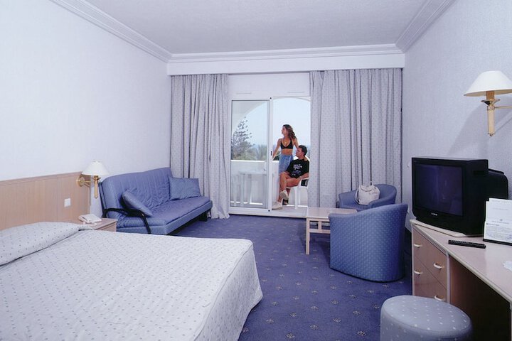 Room 6 of 99