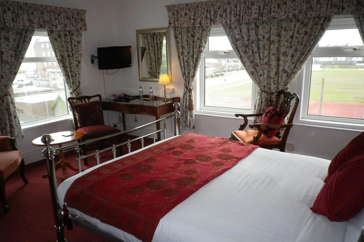Room 2 of 5