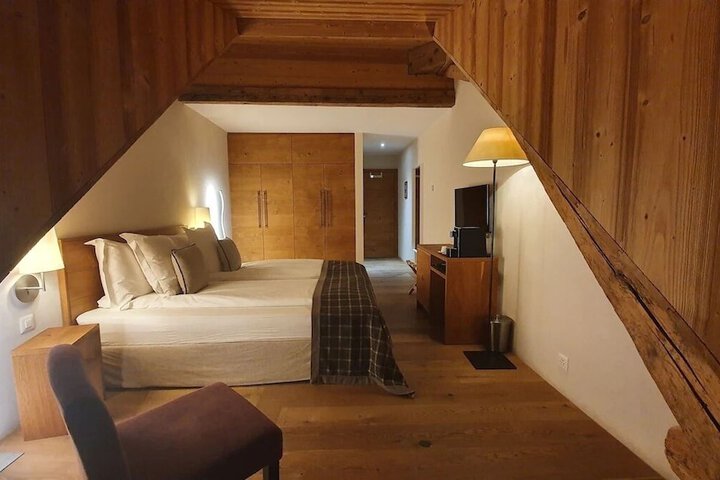 Room 5 of 16